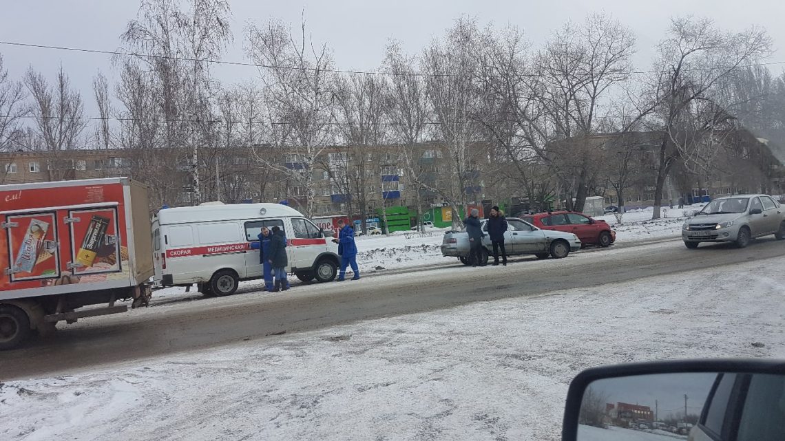 В Балаково на Вокзальной столкнулись Nissan и «десятка»