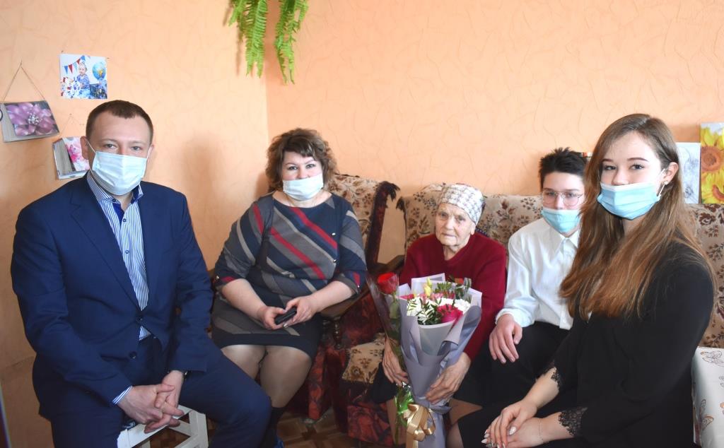 Труженицу тыла Клавдию Васильевну Головачёву поздравили с 90-летним юбилеем