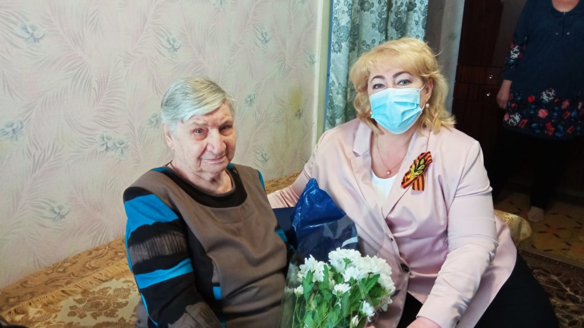 Ольга Болякина поздравила ветерана Великой Отечественной войны