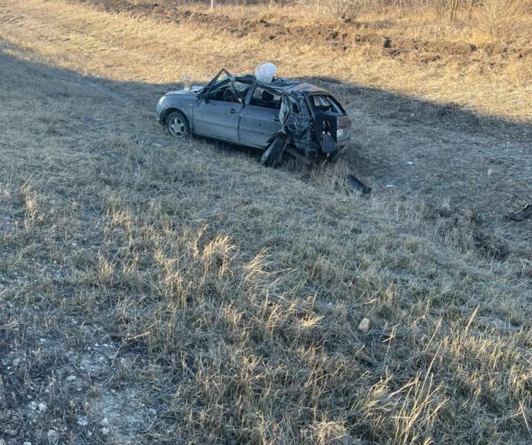 На трассе в Вольском районе опрокинулся автомобиль