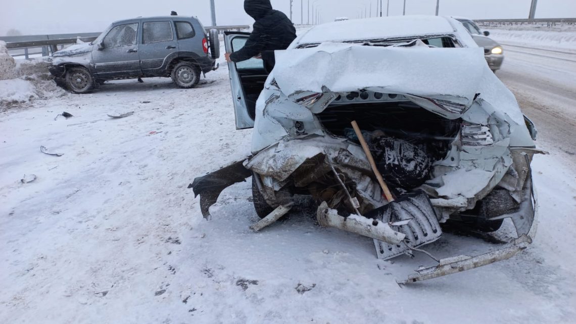 В Балаково в ДТП на мосту пострадали 2 человека