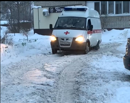 В Балаково скорая застряла во дворе из-за нечищеной дороги