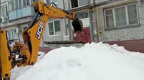 В Балаково прокуратура проводит проверку после обрушения бетонного козырька
