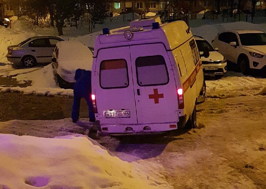В Балаково скорая помощь застряла во дворе на нечищеной дороге