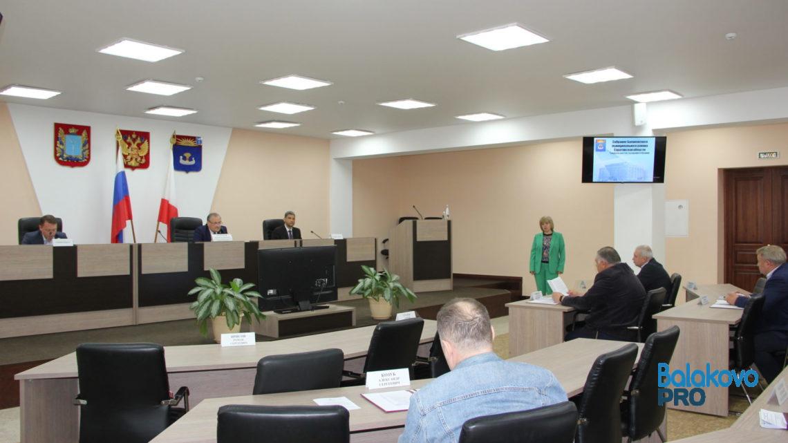 Балаковские депутаты продолжают решать проблему нехватки медиков, обеспечивая их жильем