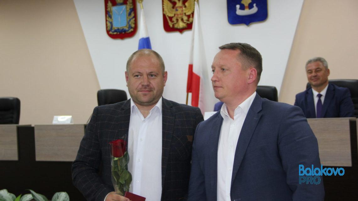 В Балаково новому депутату городского Совета вручили удостоверение