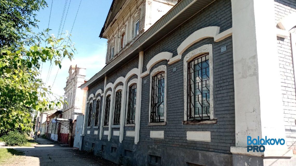 В Балаково памятник архитектуры стал опасен для прохожих