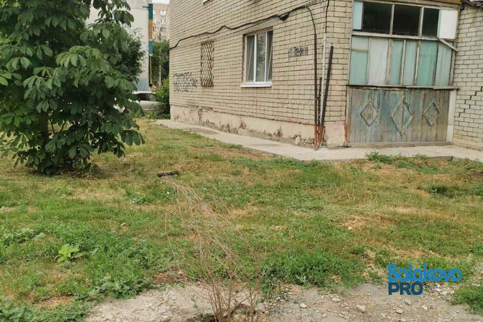 Сообщение читателе: В Балаково на улице Ленина на тротуаре провал глубиной больше двух метров