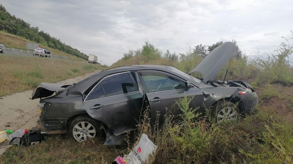 В Вольском районе на трассе опрокинулся автомобиль