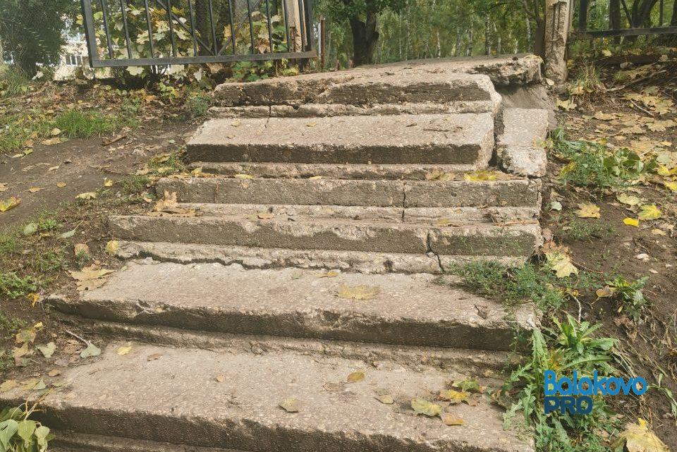 Балаковцы просят привести в порядок подход к детскому саду и вход в Лицей№2