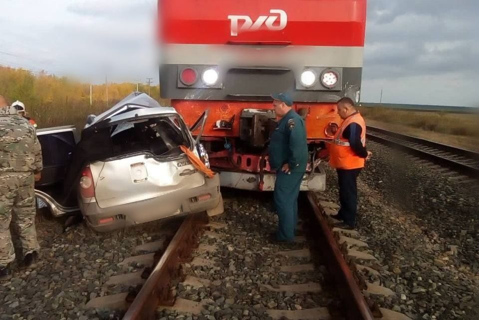 В Пугачевском районе два человека погибли в столкновении автомобиля и локомотива