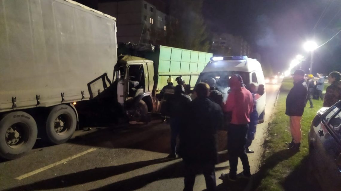 В Балаково КамАЗ врезался в Газель, КамАЗ и легковушку