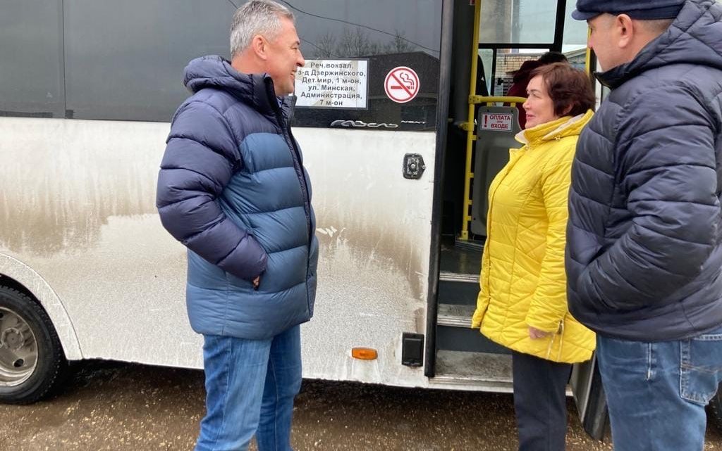 В Балаково депутат облдумы Кирилл Лаврентьев проверил работу терминалов для транспортных карт