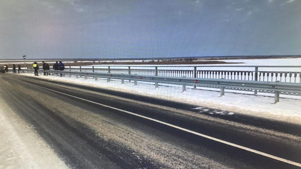 На мосту через Малый Иргиз сбили двух пешеходов