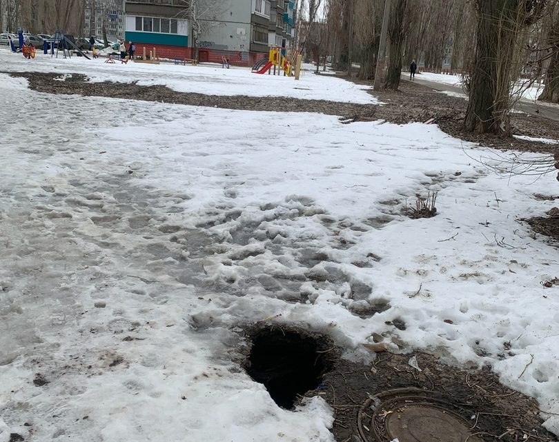 В Балаково прокуратура внесла представление главе за открытые колодцы