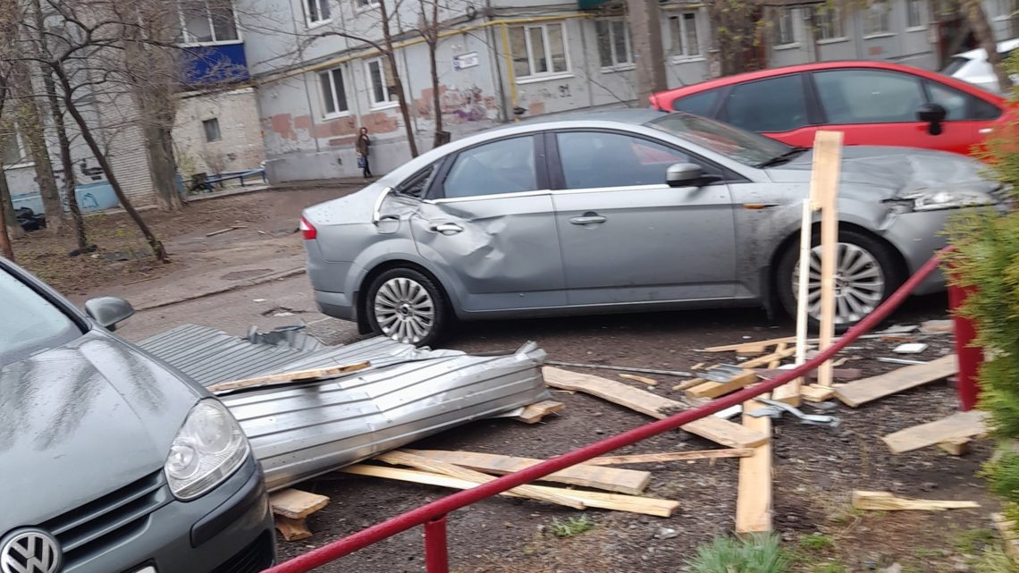 В Балаково из-за сильного ветра пострадал автомобиль