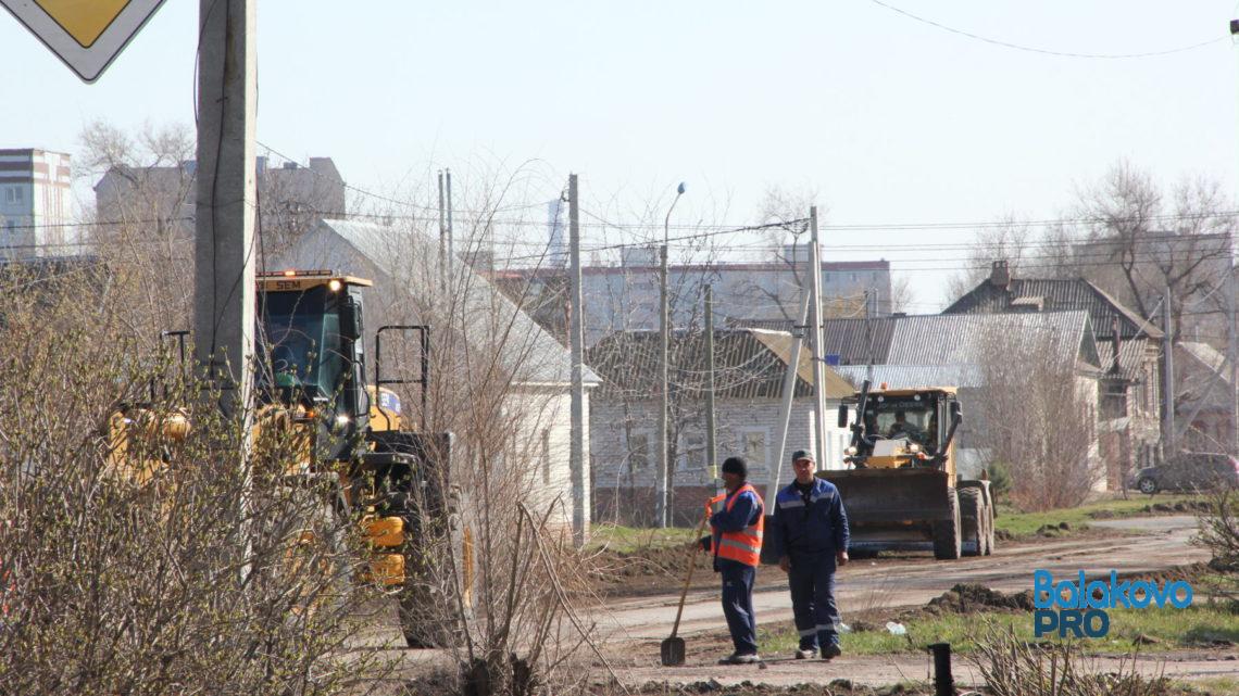 В Балаково через неделю после ямочного ремонта дороги на Вольской начинают капитальный