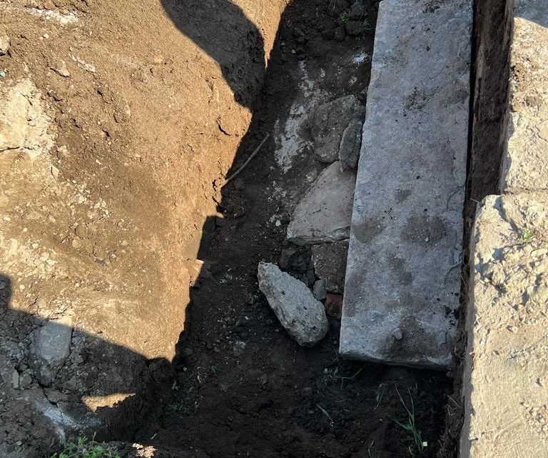 В Балаково прокуратура заставила «Т Плюс» ликвидировать провал грунта возле детского сада