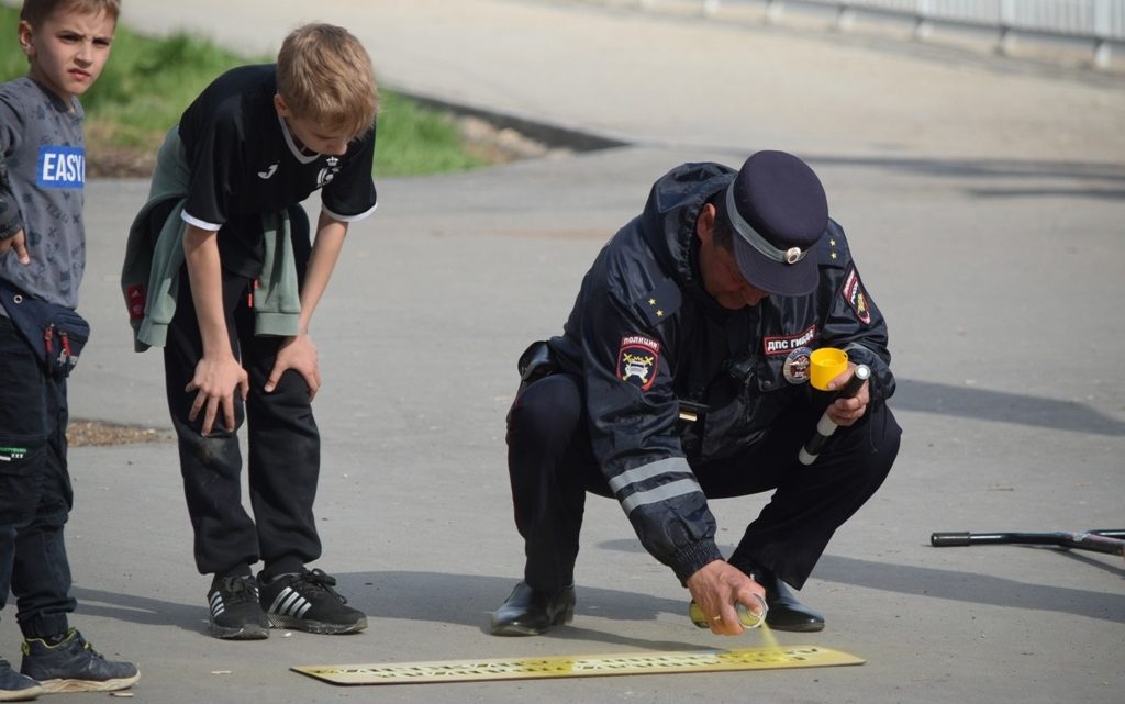 В Балаково перед переходами нанесли надписи «Сними наушники!»