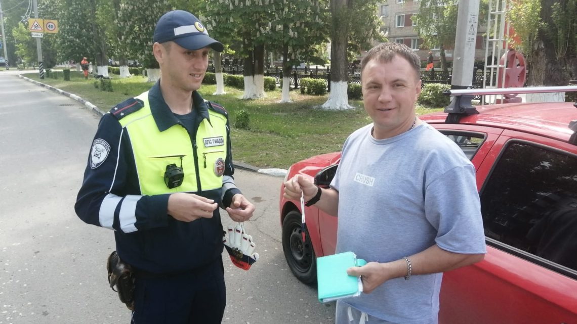 В Балаково автоинспекторы вручили участникам дорожного движения георгиевские ленточки