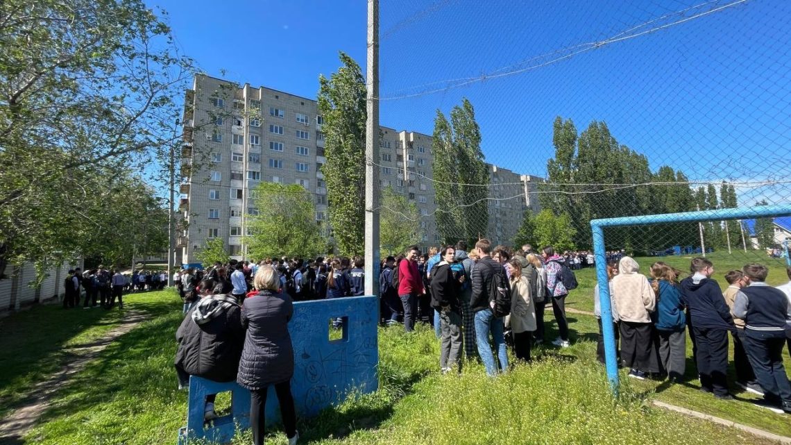 В Балаково эвакуировали несколько школ