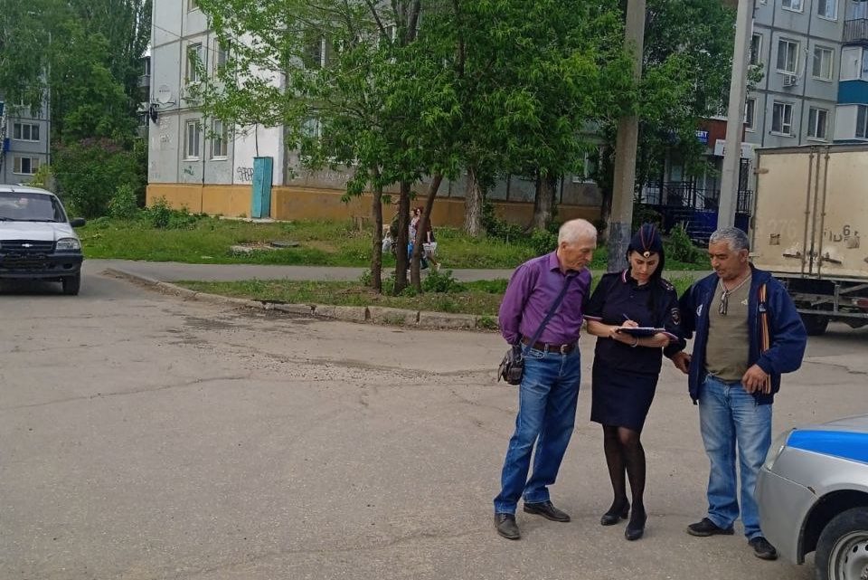 В Балаково двое детей на самокате врезались в автомобиль