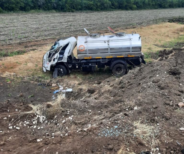 На дороге «Балаково-Духовницкое» опрокинулась автоцистерна