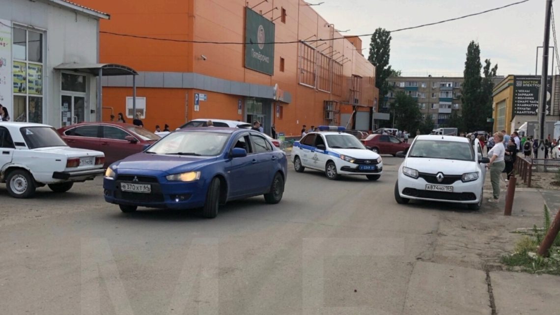 В Балаково эвакуируют посетителей двух торговых центров