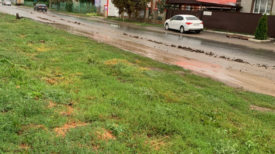 В Балаково со стройплощадки домов для переселенцев из аварийного жилья продолжают возить на дорогу глину