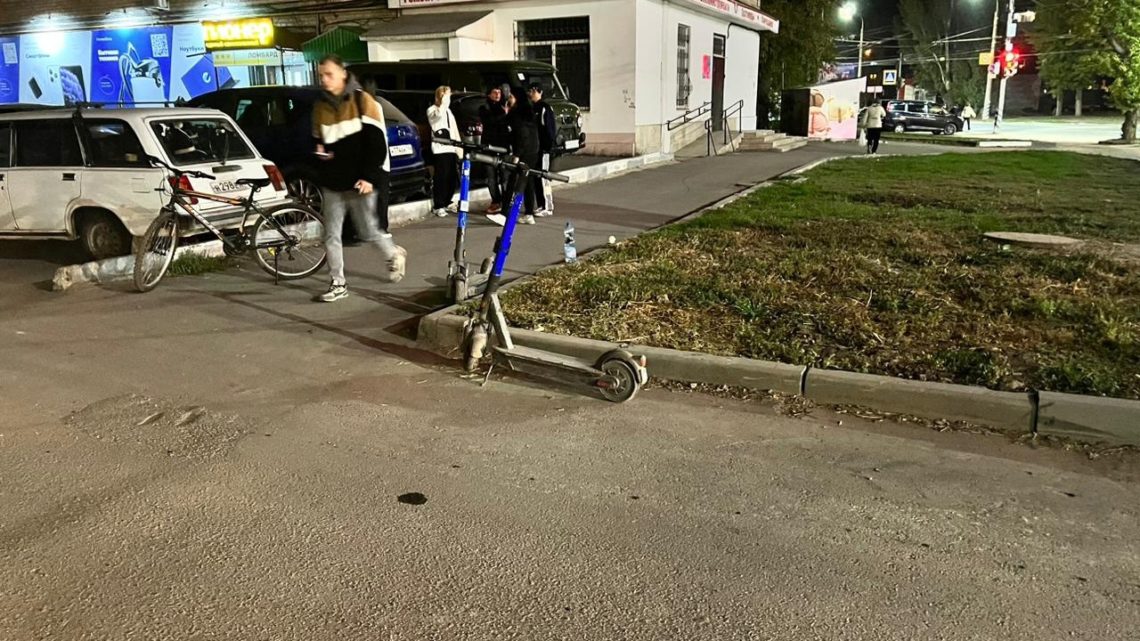В Балаково школьник на самокате попал под колеса Mercedes