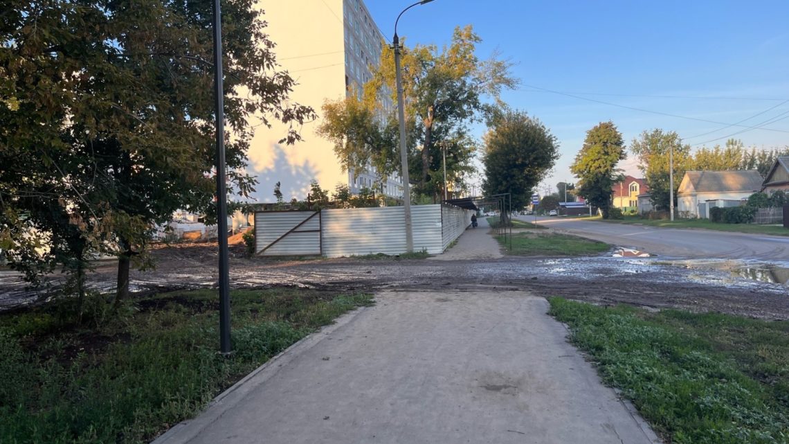 В Балаково со стройплощадки многоэтажек продолжают возить грязь на дорогу