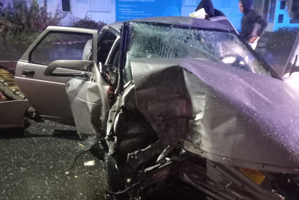 В Балаково «Приора» врезалась в столб