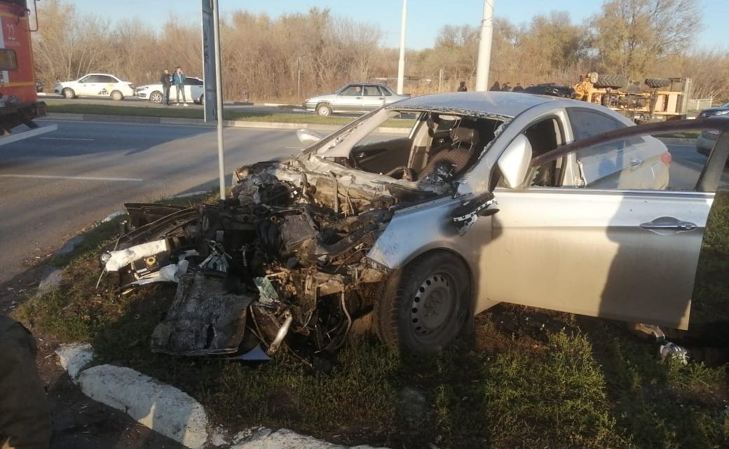 В Балаково в ДТП с трактором погиб водитель Hyundai