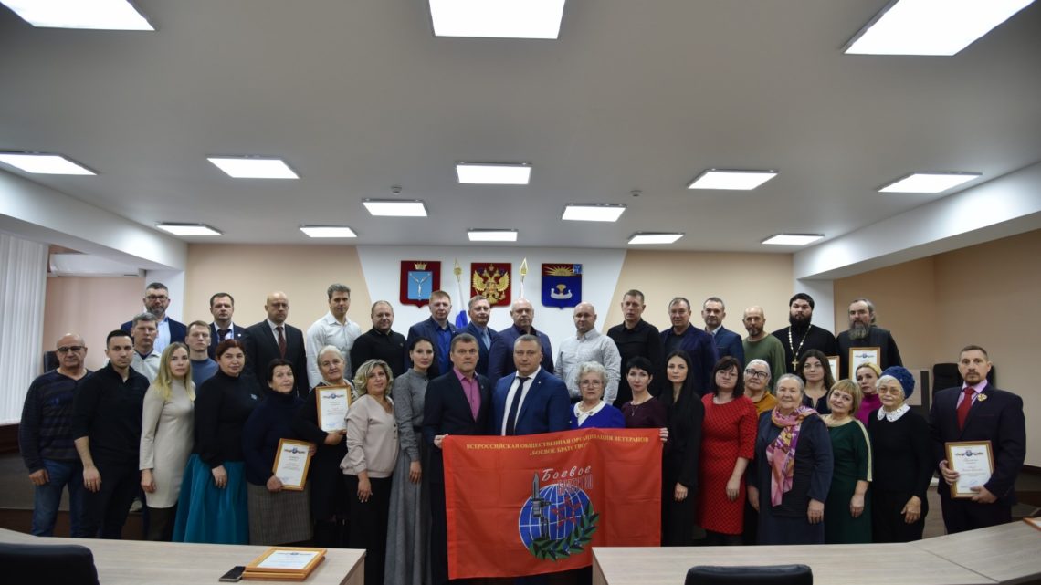 В День добровольца наградили балаковцев, оказывающих гуманитарную помощь военнослужащим, участвующим в СВО