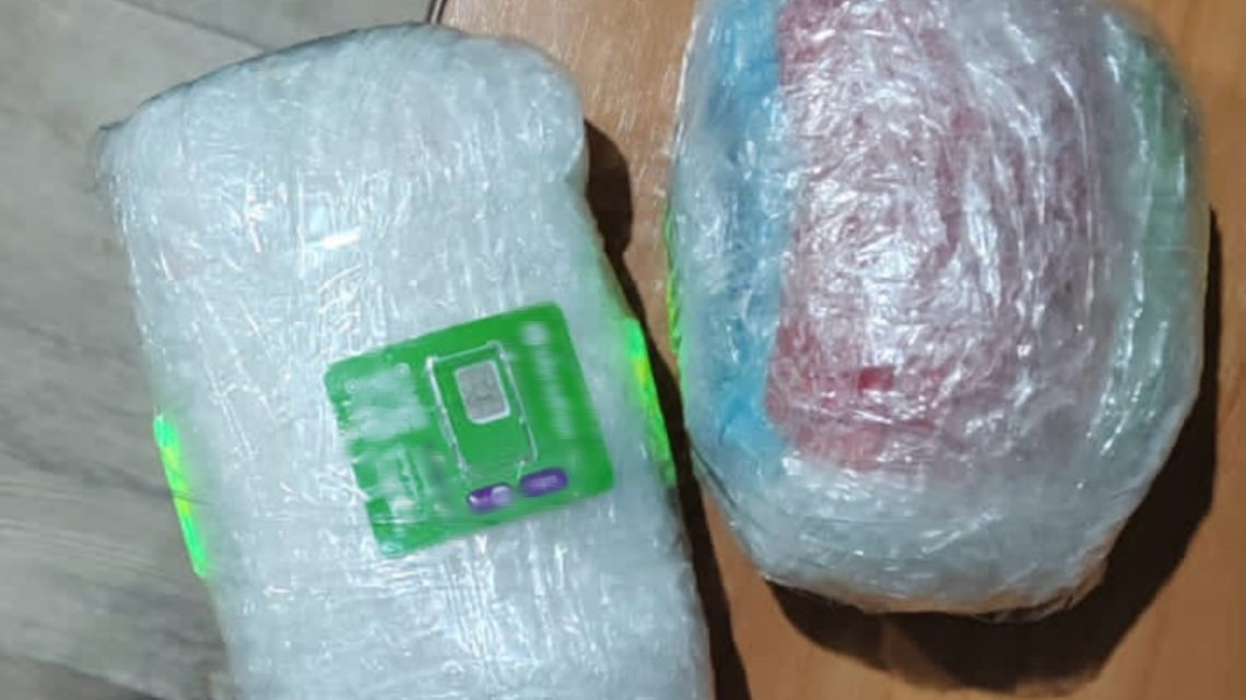 Двое балаковцев задержаны при попытке передать в колонию средства связи