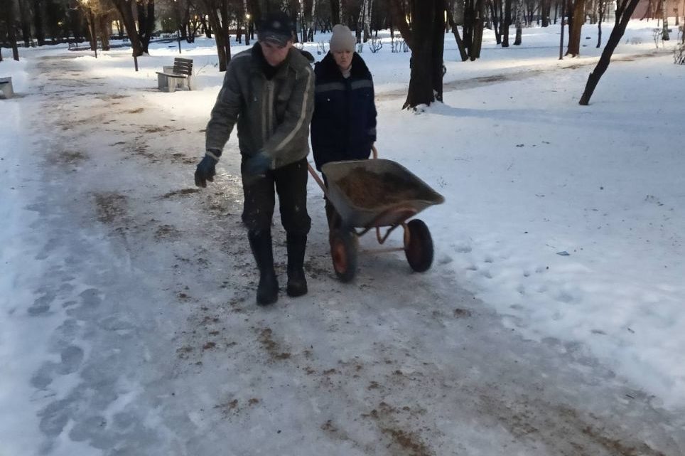 В Балаково администрация сообщает о посыпке дорог и тротуаров пескосоляной смесью