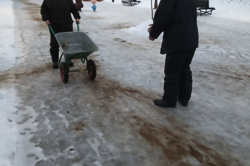 В Балаково с гололедом борются песком и солью