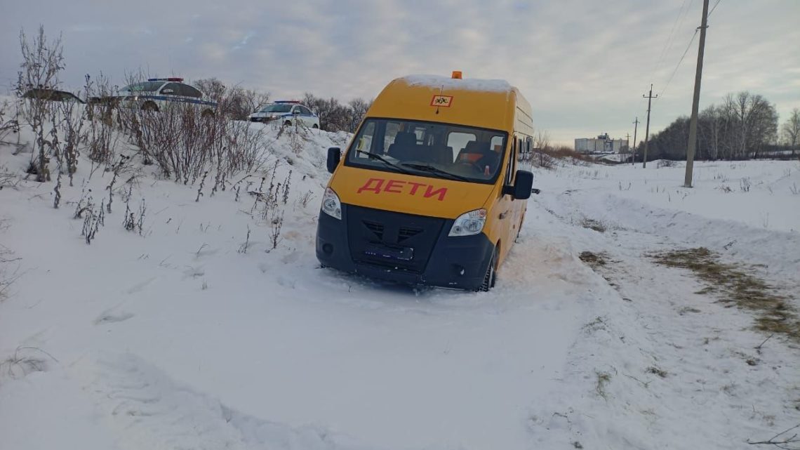 В Вольском районе водитель пассажирской Газели съехал с дороги и скончался