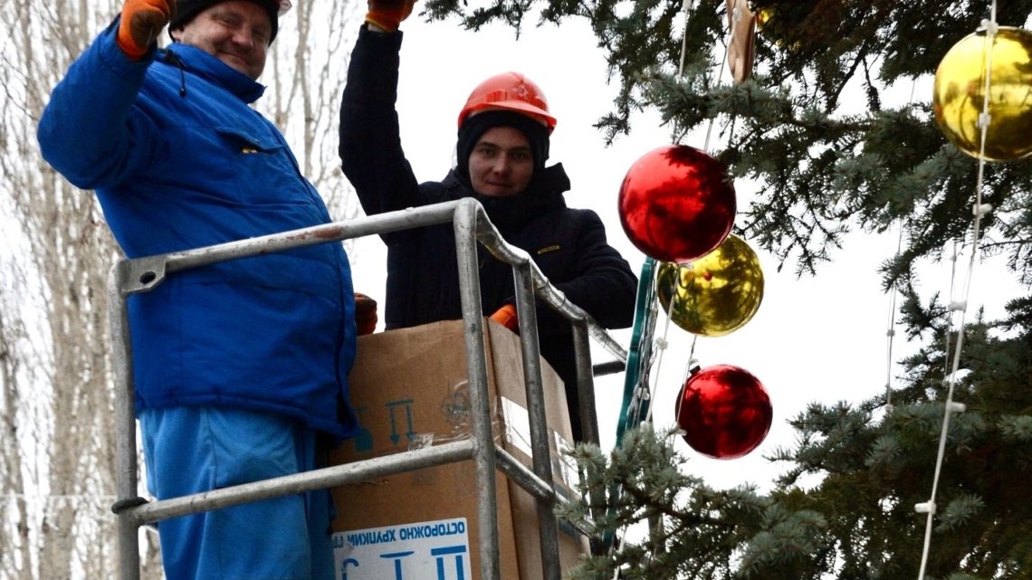 В Балаково в парке «Энергетик» нарядили елку
