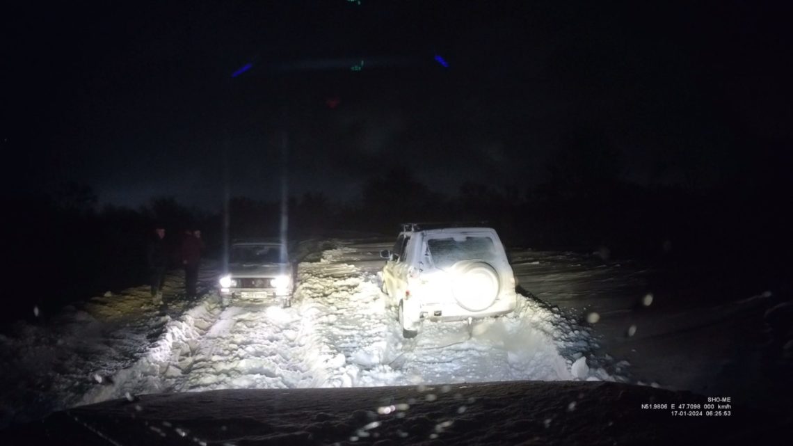 В Саратовской области водители ночью застряли в снежных заносах