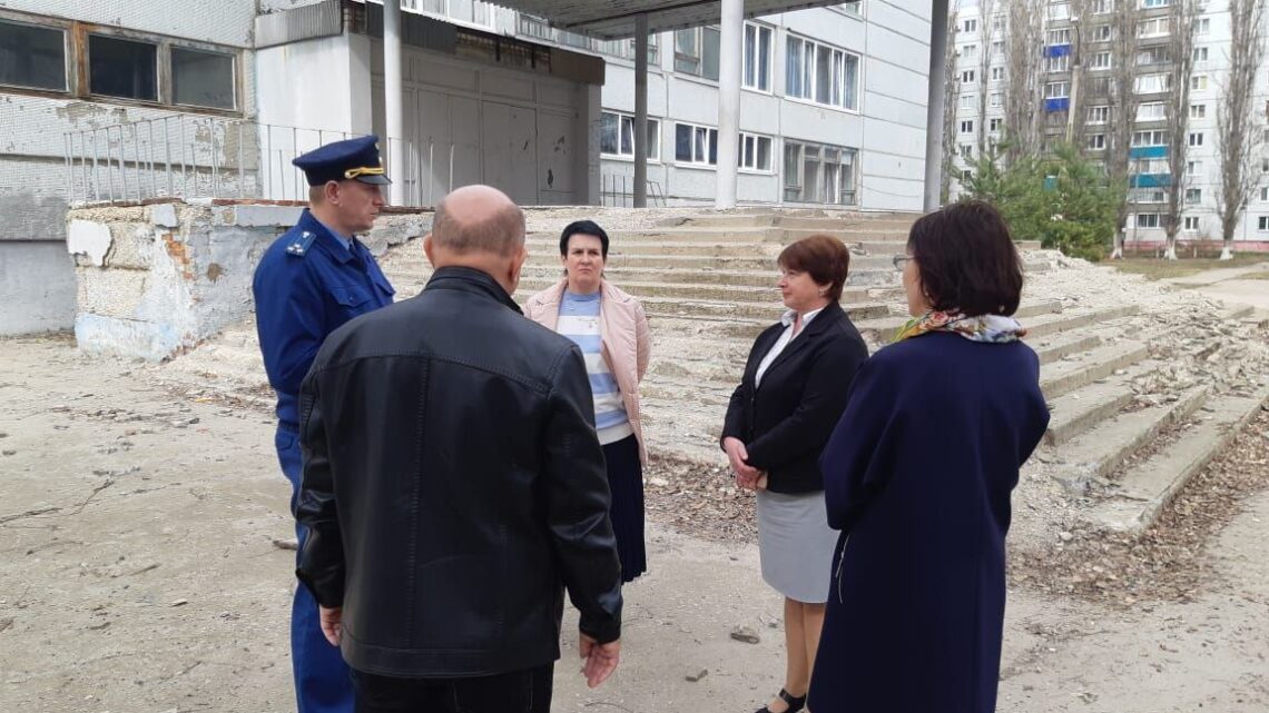 В Балаково прокуратура проверила школу с разваливающимся крыльцом