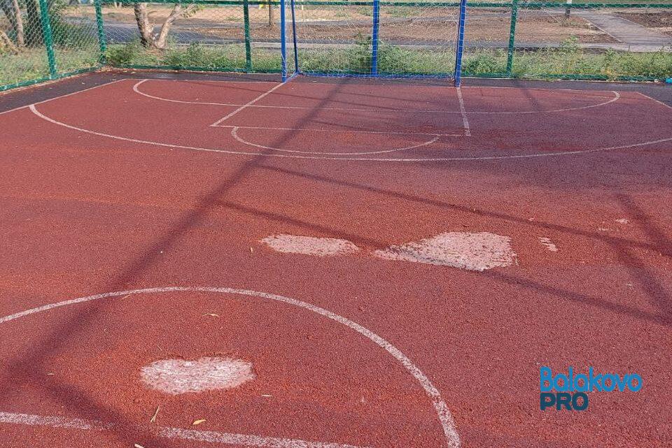 В Балаково разрушается рекортан на общественной территории, благоустроенной в прошлом году
