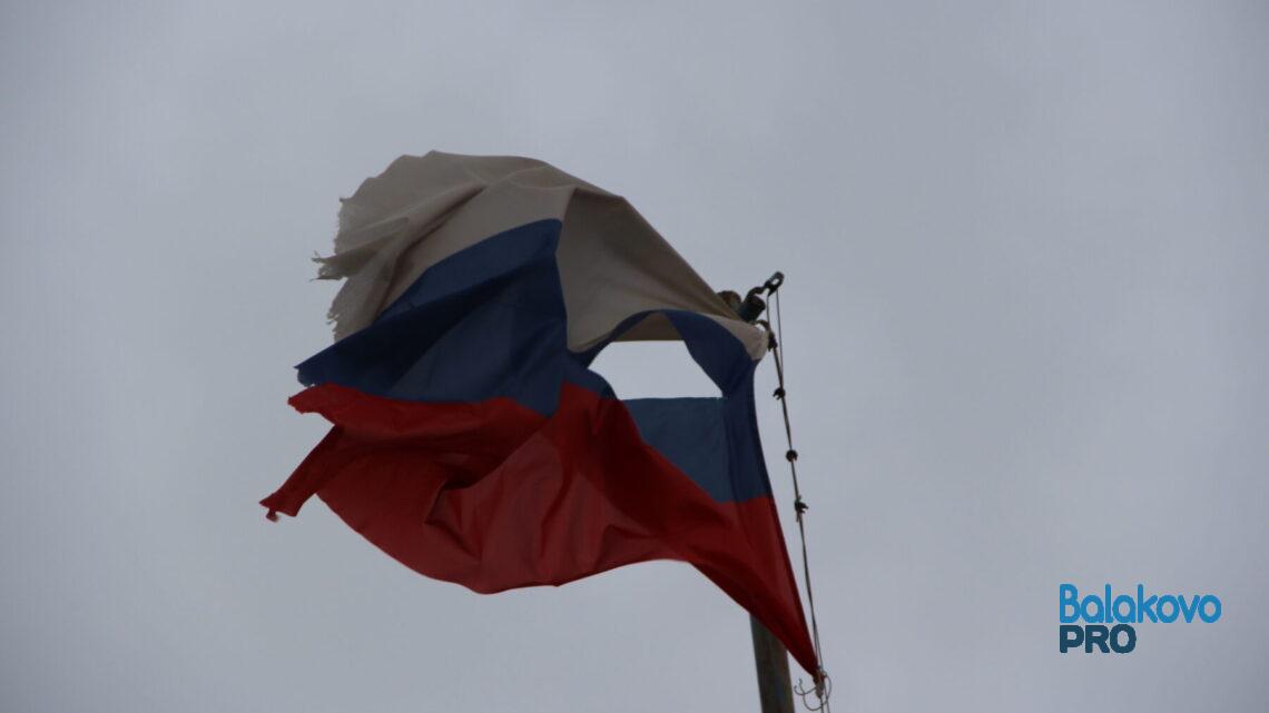 В Балаково над военкоматом развевается порванный российский флаг