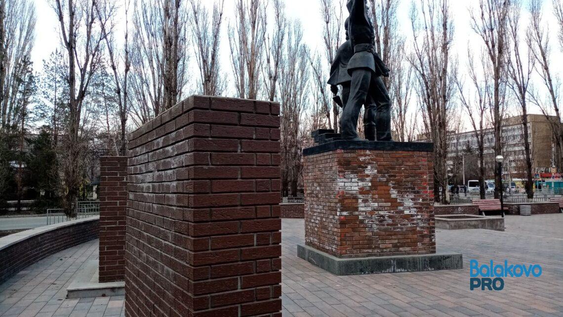 В Балаково отремонтированный памятник строителям побелел от «высолов»
