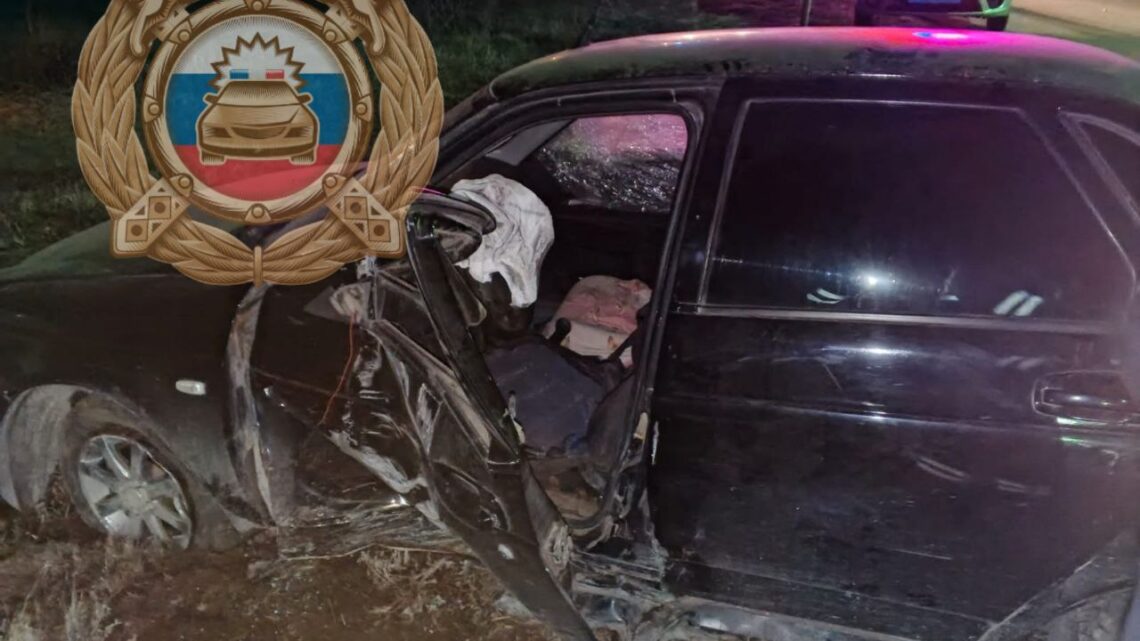 В Вольском районе автомобиль врезался в светофор и опрокинулся