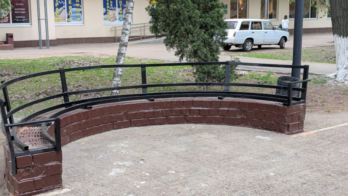Благоустройство Аллеи Героев в Балаково. Покрасили старые обломанные кирпичи