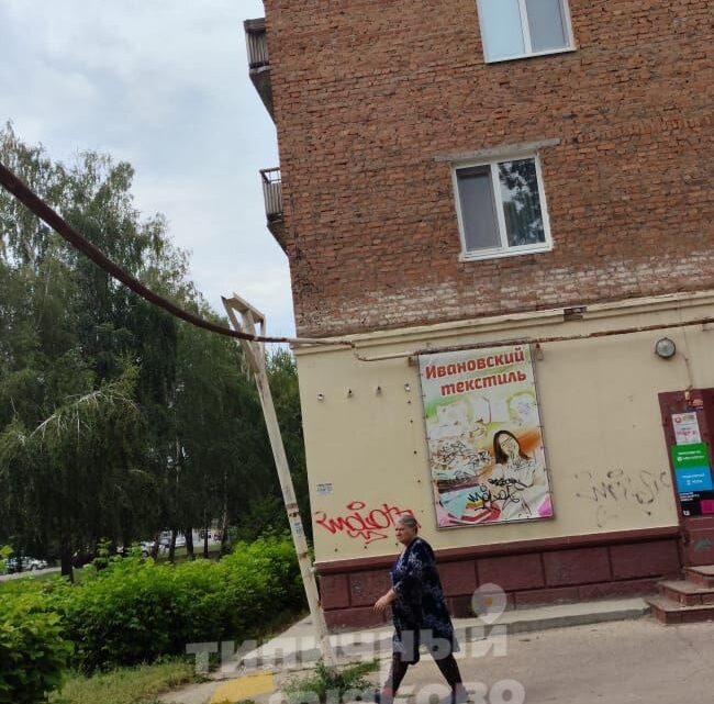 Балаковцы жалуются на висящую газовую трубу
