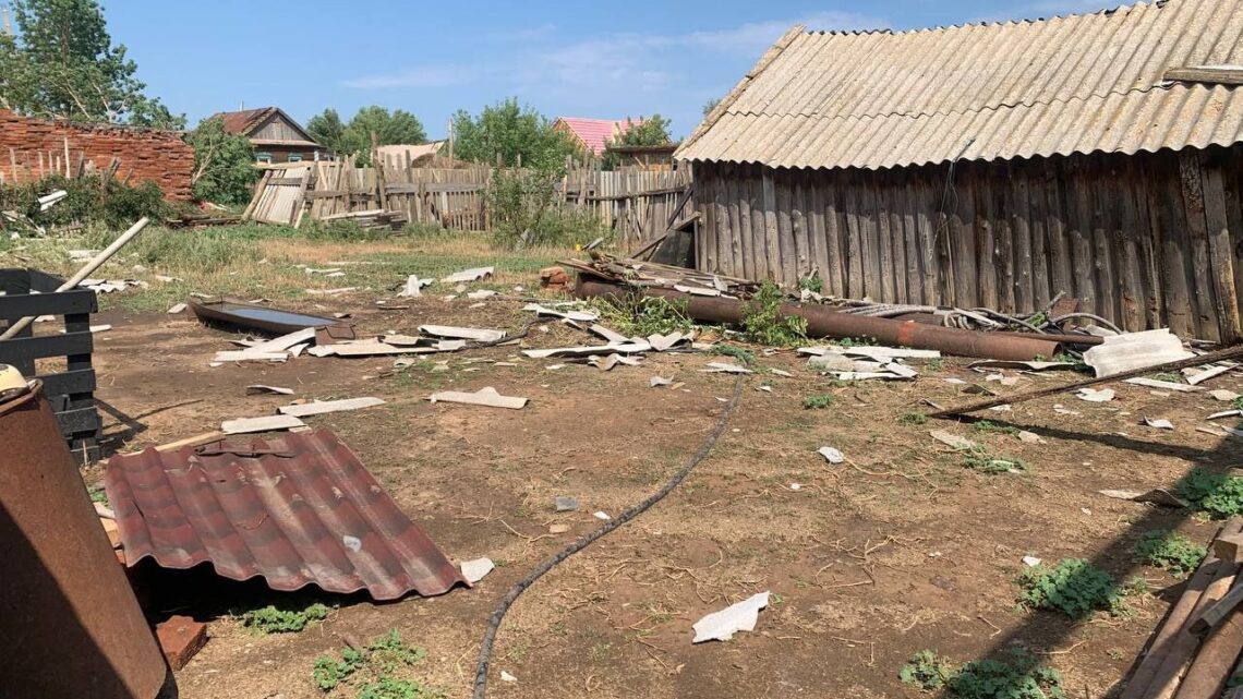 В селе Новая Елюзань устраняют последствия урагана