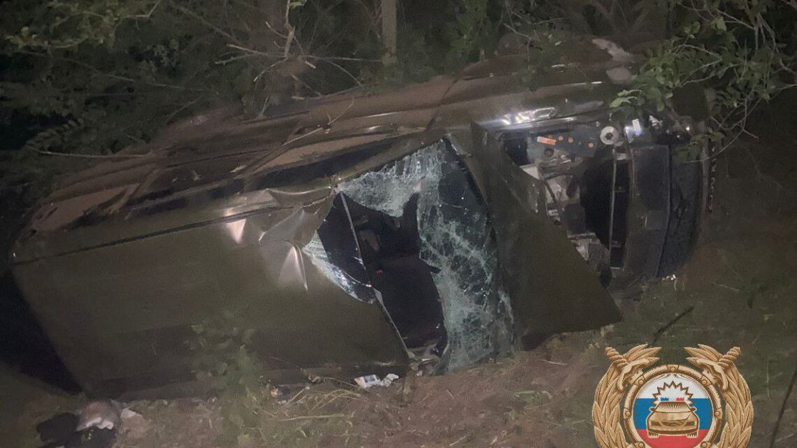 В Балаковском районе в опрокинувшемся автомобиле пострадали три человека