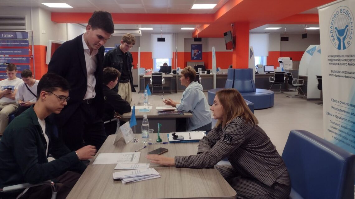 Балаковцев на ярмарке трудоустройства приглашали на предприятия
